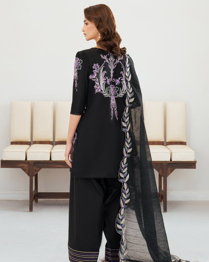 Sera Lawn by Mahnur – SP-07 – Black | Luxury Embroidered Suit